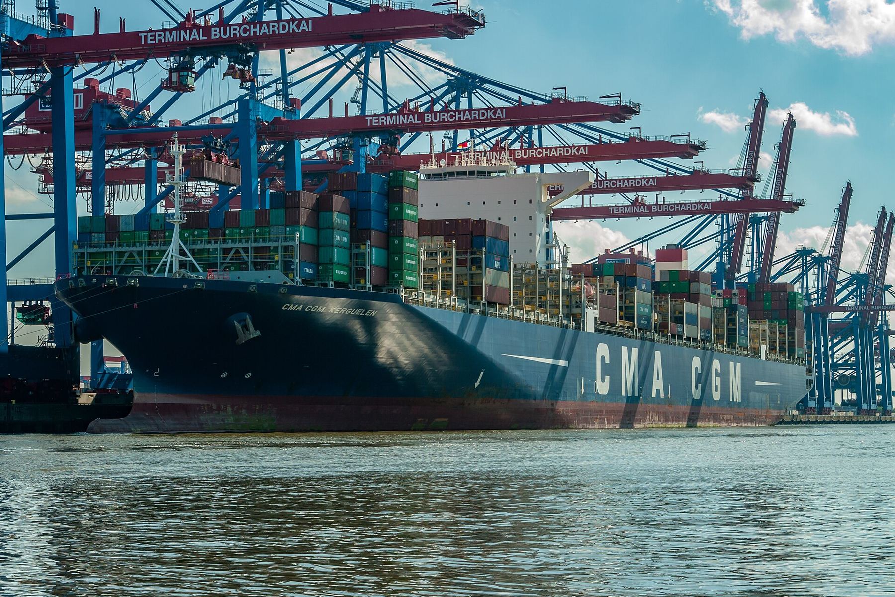 Großes Containerschiff wird am Containerterminal Burchardkai im Hamburger Hafen von Containerbrücken be- und entladen