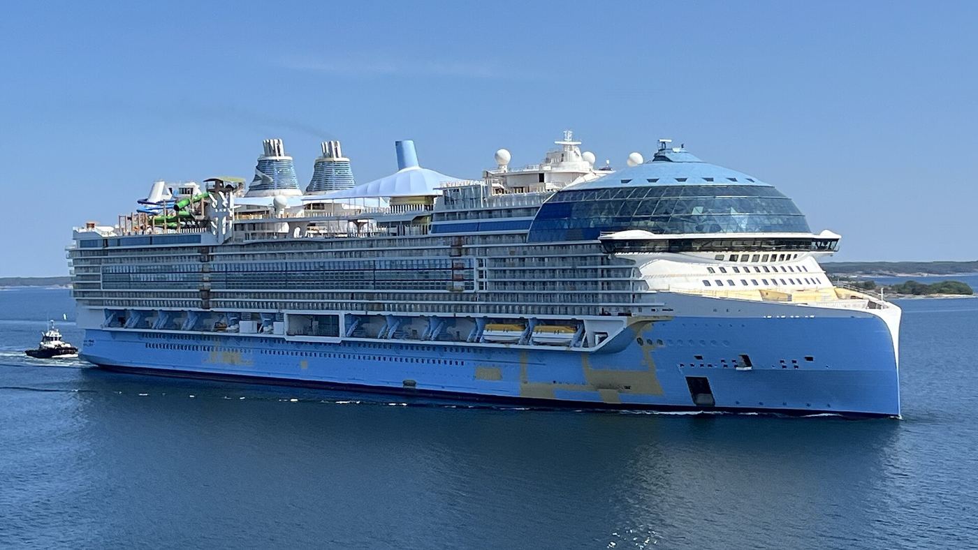 Das riesige weiß-blaue Kreuzfahrtschiff Icon of the Seas mit Wasserrutschen an Deck auf dem Meer